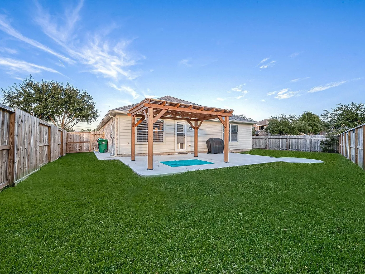 3 bed, 2.0 bath, 1907 sqft, $2,500 — Photo 1