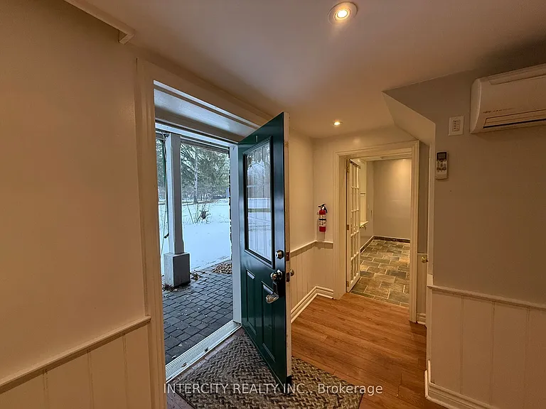 117 Clarence St #LOWER — Photo 13