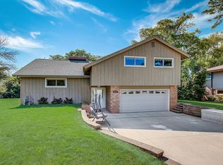 9027 N Rexleigh Dr, Bayside, WI 53217