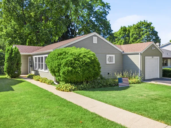 132 Walnut Ct, Mundelein, IL 60060