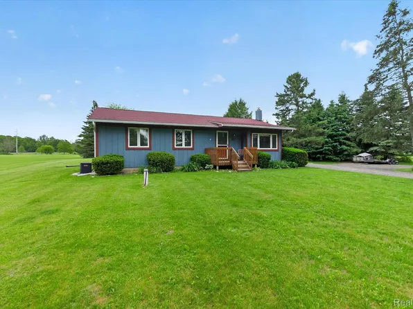 3350 Cemetery Rd, Fowlerville, MI 48836