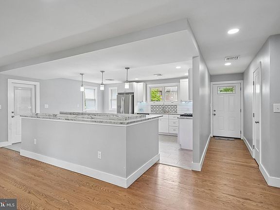 2nd image of 3 Lakeside Ln