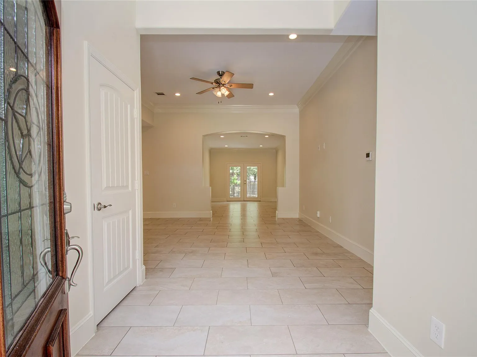 3 bed, 2.0 bath, 2006 sqft, $2,400 — Photo 2