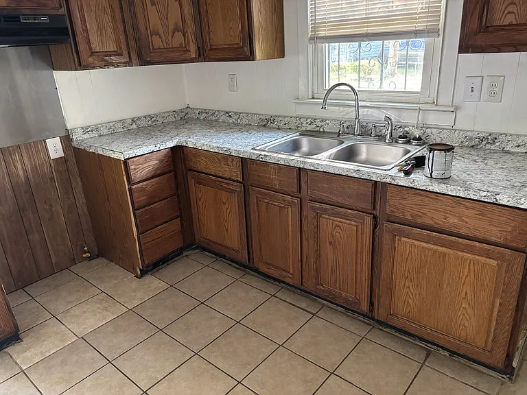 861 Garrison Ave — Photo 2