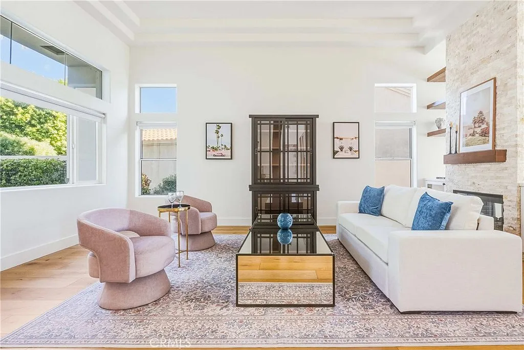3 bed, 2.5 bath, 2305 sqft, $4,999 — Photo 3