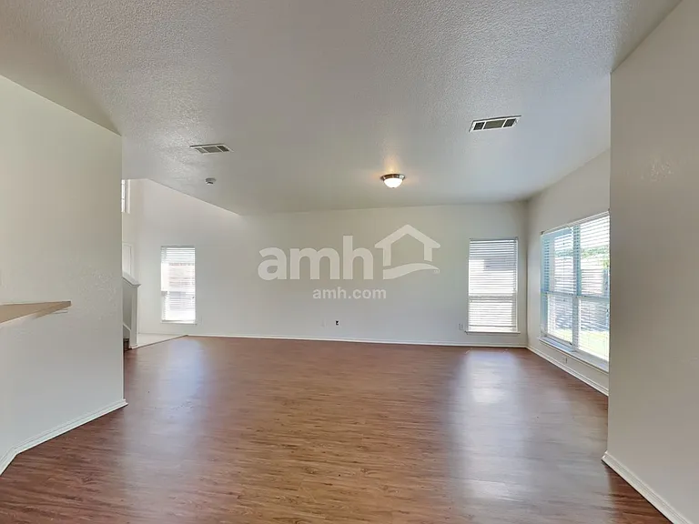 1137 Boxwood Dr — Photo 7