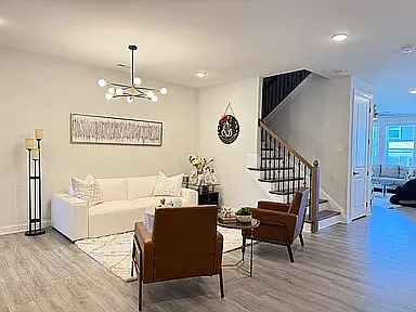 915 Haybeck Ln — Photo 3