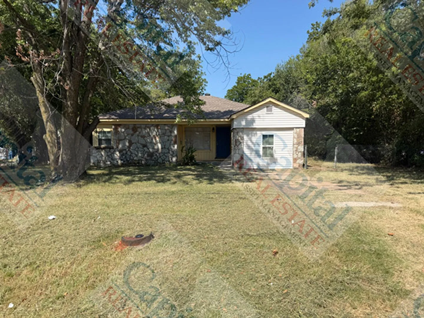 Charming 3 Bedroom W/ Bonus Room — Photo 2
