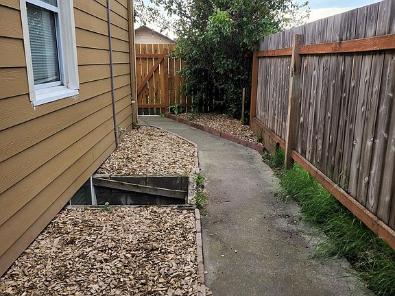 4th image of 1209 H St SE