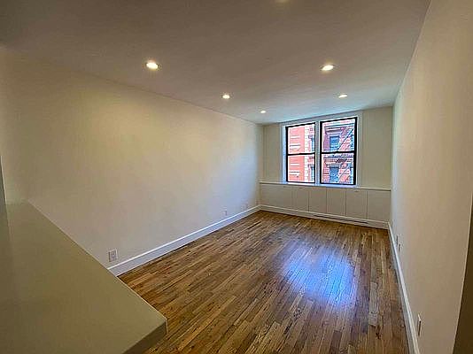 5th image of 156 Prince St APT 5c