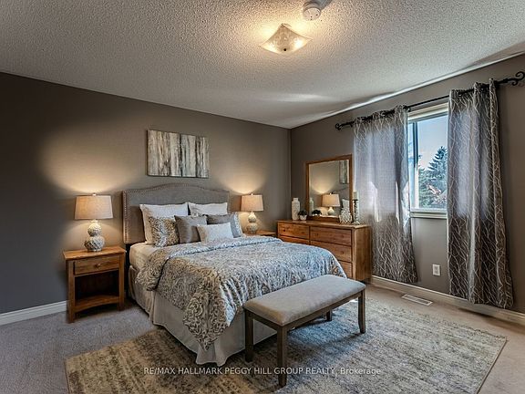 4th image of 239 Simcoe St