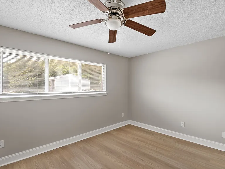 Colonial Pointe Apartments — Photo 42