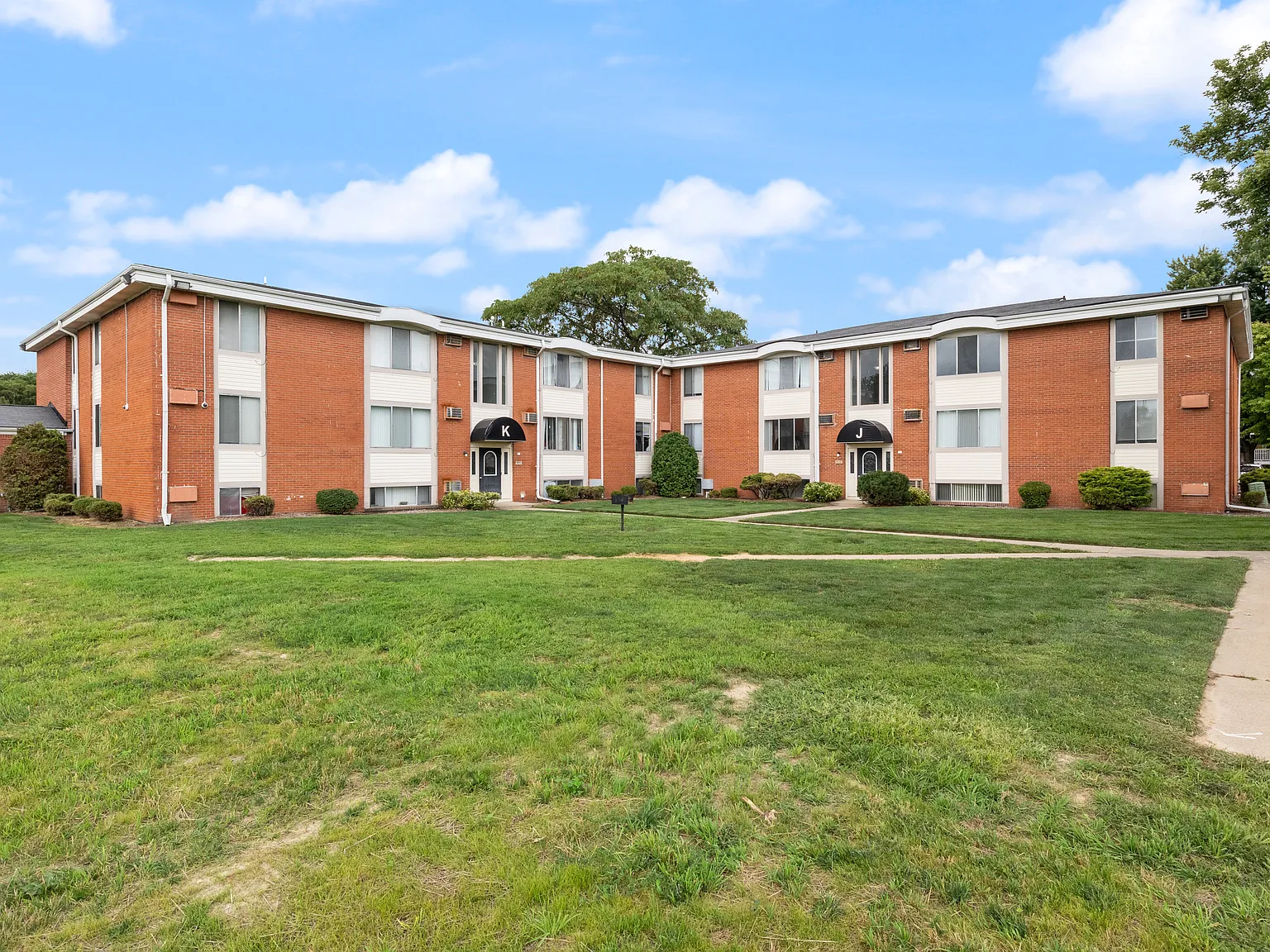 Miracle Manor Apartments — Photo 4