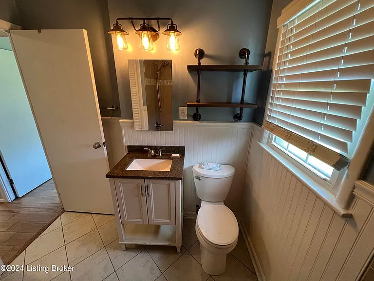 2307 Medford Ln — Photo 10