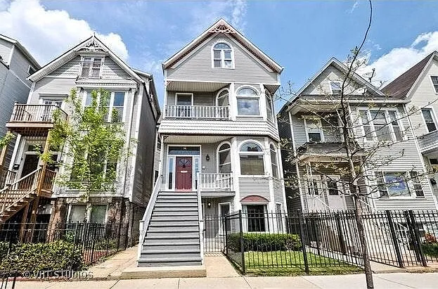 1126 W Roscoe St — Photo 1