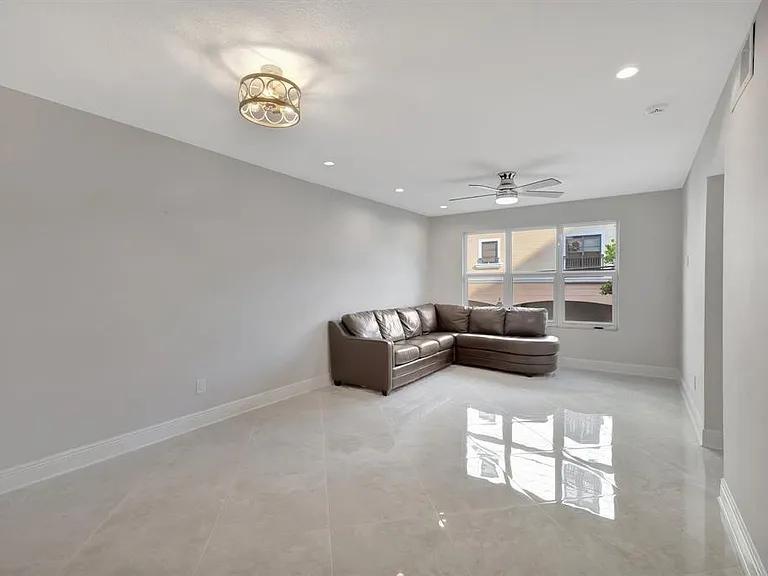 2400 NE 33rd Ave #212 — Photo 4