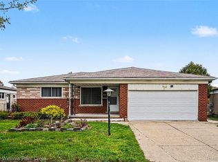 30016 Holly Ct, Warren, MI 48092