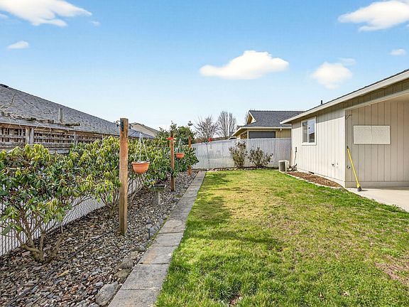 4th image of 460 Montclair Way