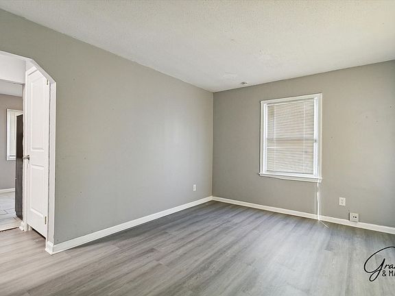4th image of 15847 Chatham St