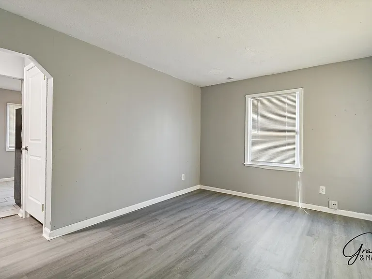15847 Chatham St — Photo 4