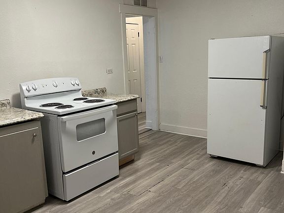 Kitchen appliances included