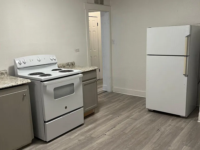 Kitchen appliances included