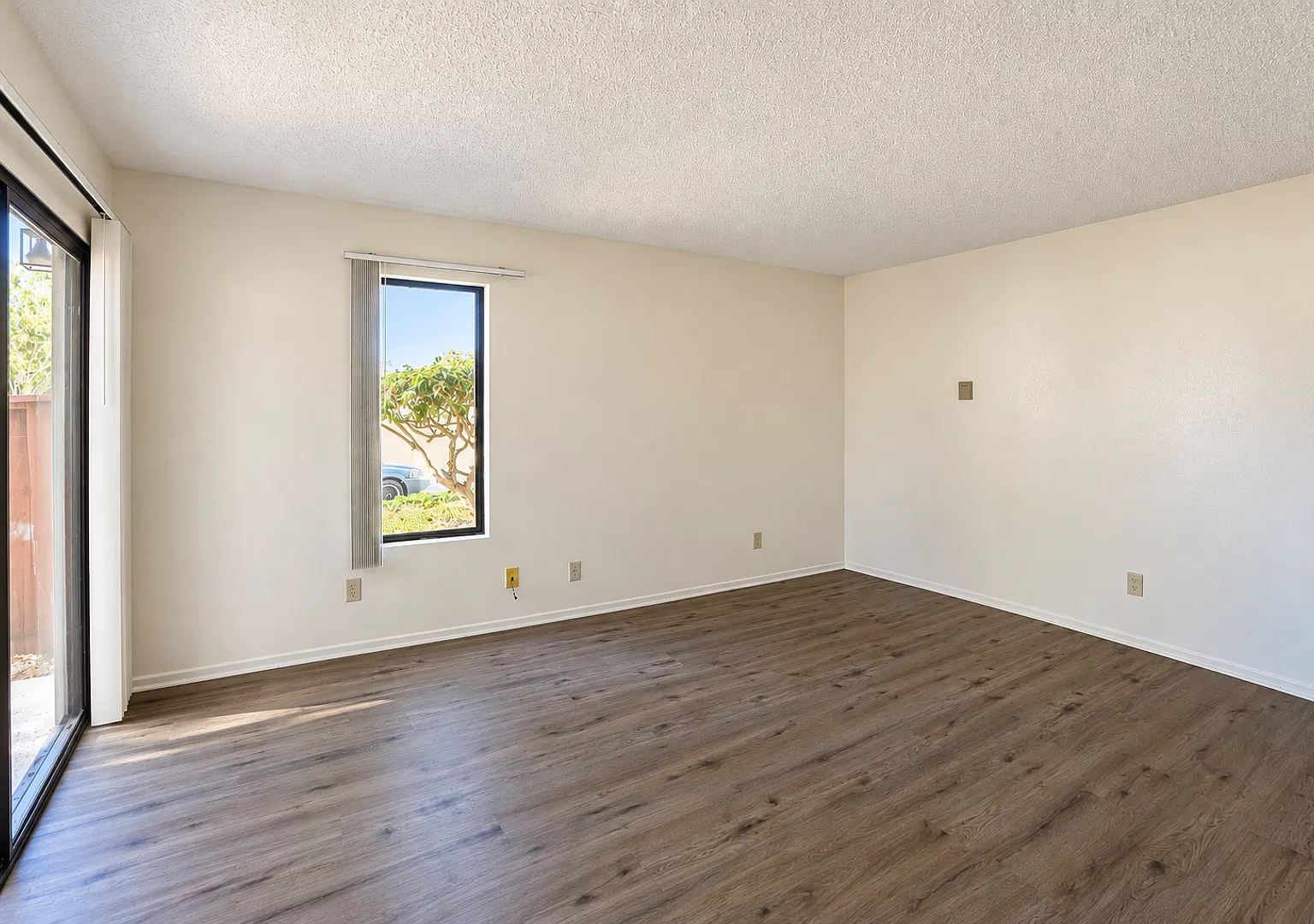 Conveniently Located Condo — Photo 3
