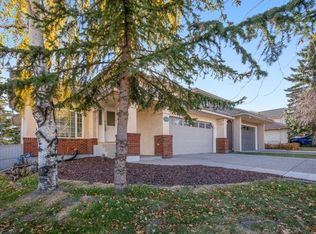 119 Strathdale Close SW, Calgary, AB T3H2K5