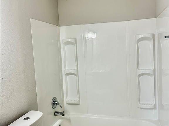 5th image of 810 Hawk St