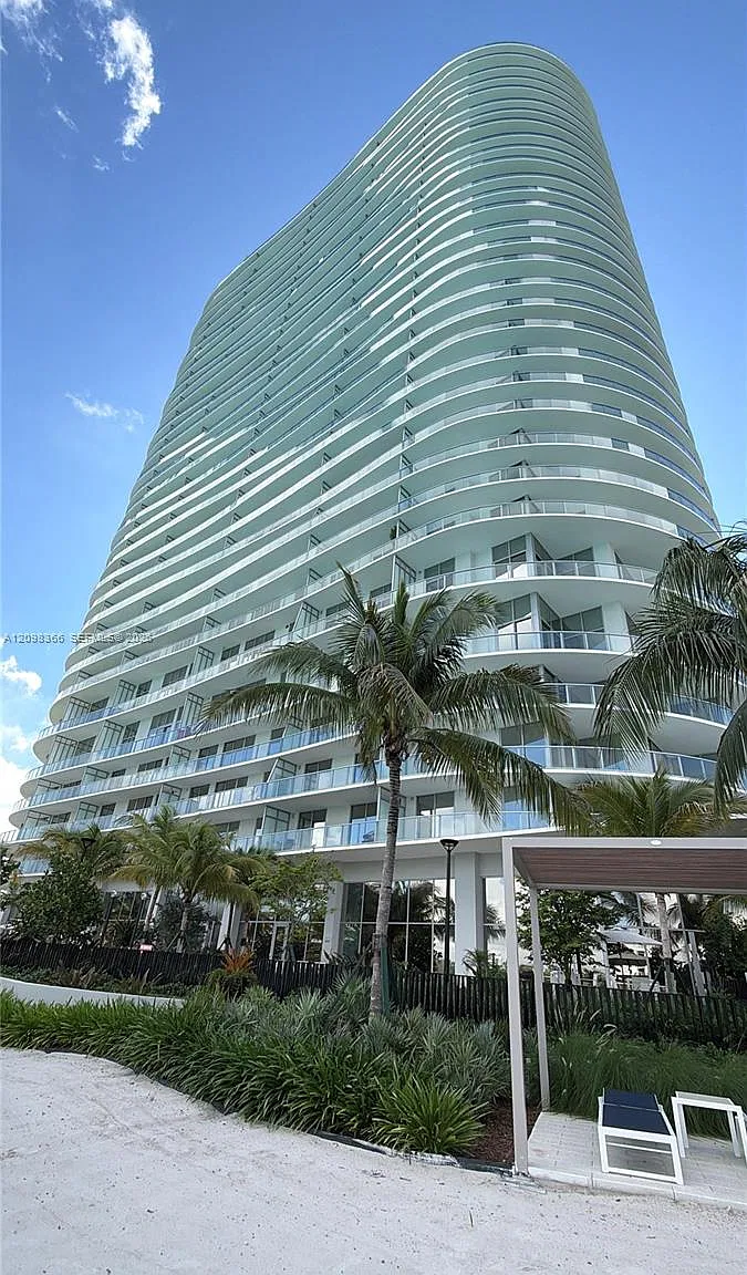 One Park Tower — Photo 2