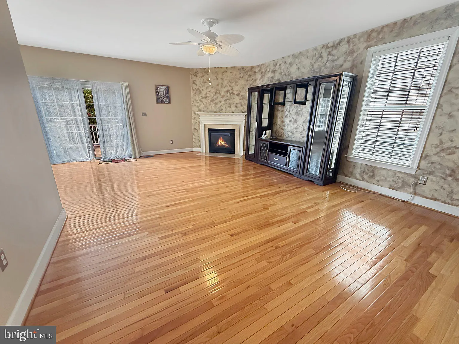 5 bed, 4.5 bath, 2798 sqft, $4,799 — Photo 2