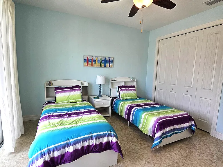 Guest bedroom-twin beds