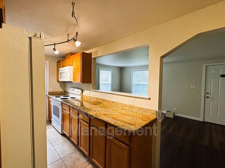 840 Maple Ave E — Photo 7