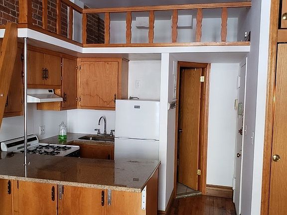 2nd image of 124 W 78th St APT 7