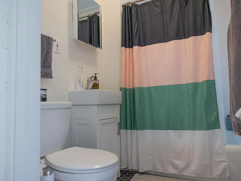 631 Jackson St NE #1 — Photo 8