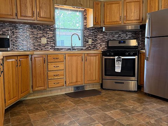 5th image of 22 Pineview Dr