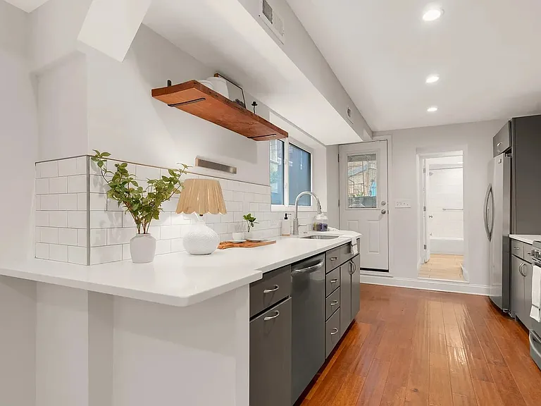 304 S Chapel St — Photo 2