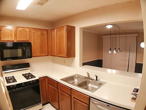 3rd image of 2228 Saint James Pl