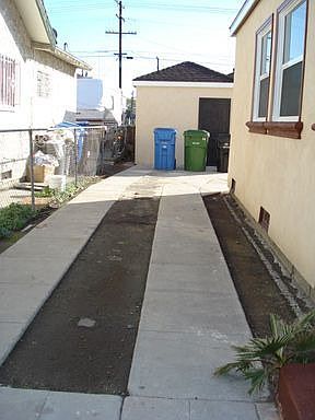 5th image of 822 E 107th St