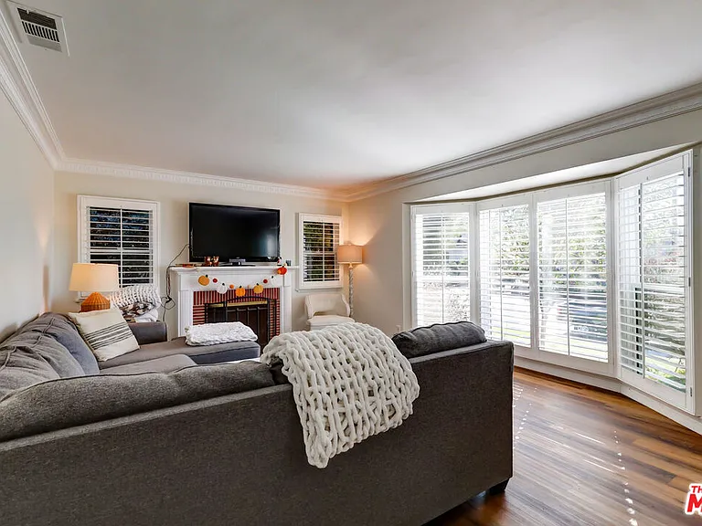 8008 El Manor Ave — Photo 2