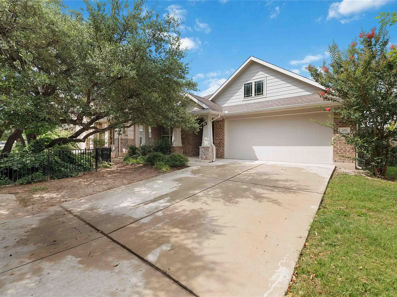 3 bed, 2.0 bath, 1833 sqft, $2,400 — Photo 4