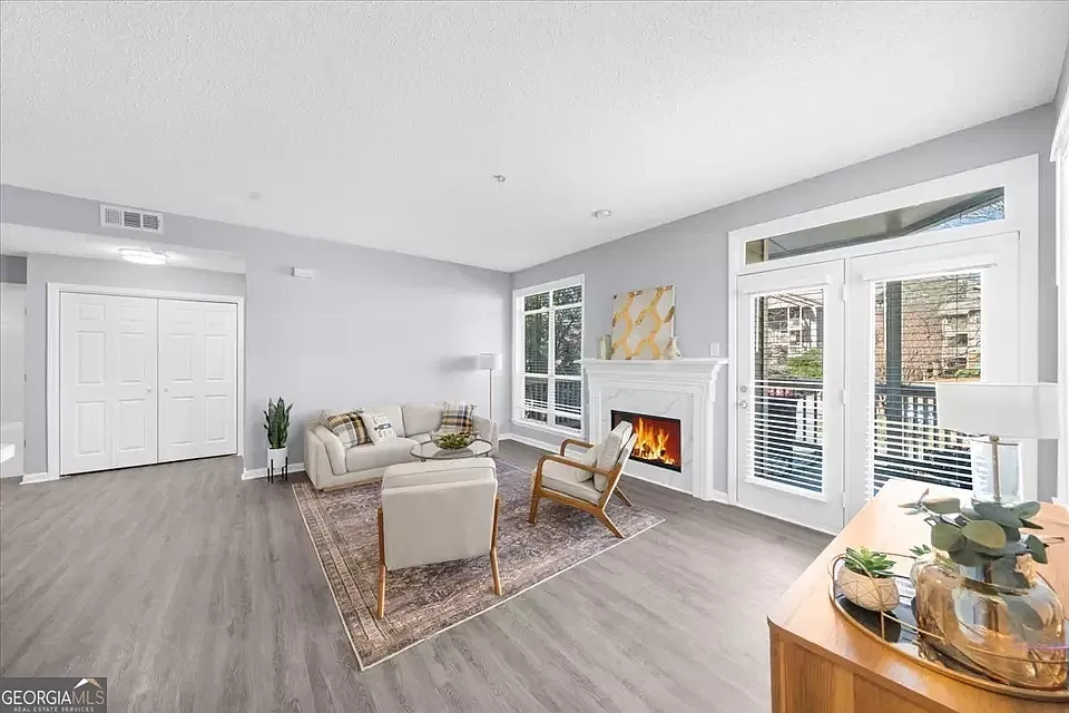 1 bed, 832 sqft, $1,900 — Photo 3