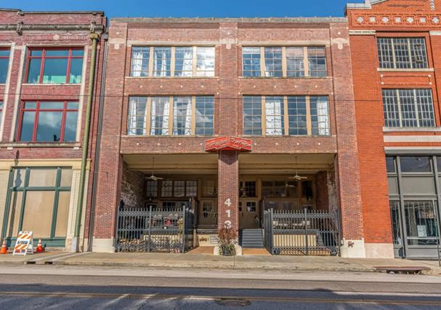 413 S Main St — Photo 1