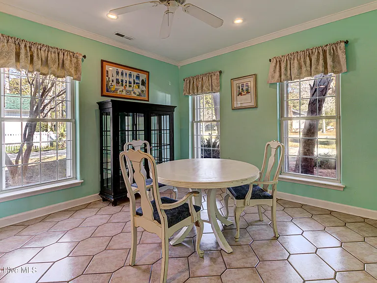 613 Clarendon Ave — Photo 29