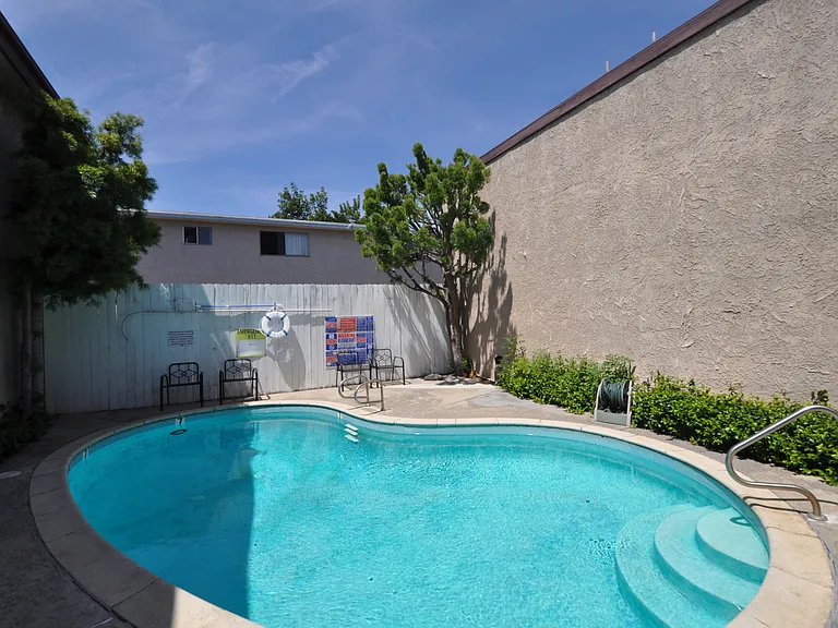 6115 Whitsett Ave — Photo 2