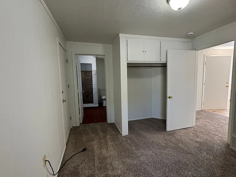 One Bedroom Apartment In Garden Acres Area — Photo 8