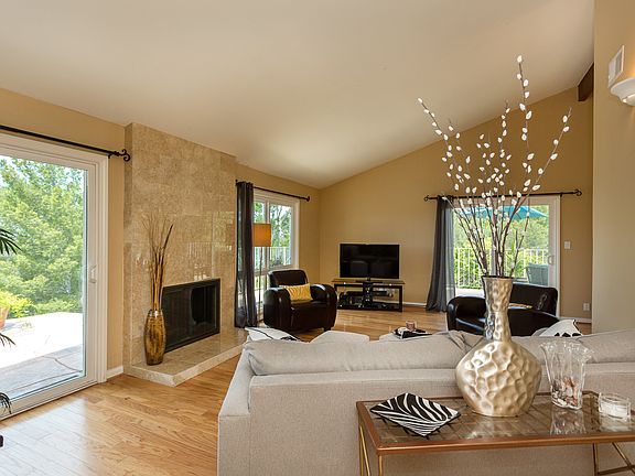 3rd image of 917 Chalet Cir