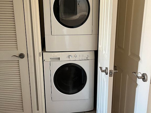 4th image of 1658 Camden Ave APT 402