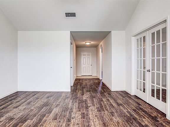 4th image of 160 Lone Star Ave