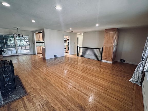 4th image of 718 Alameda De Las Pulgas